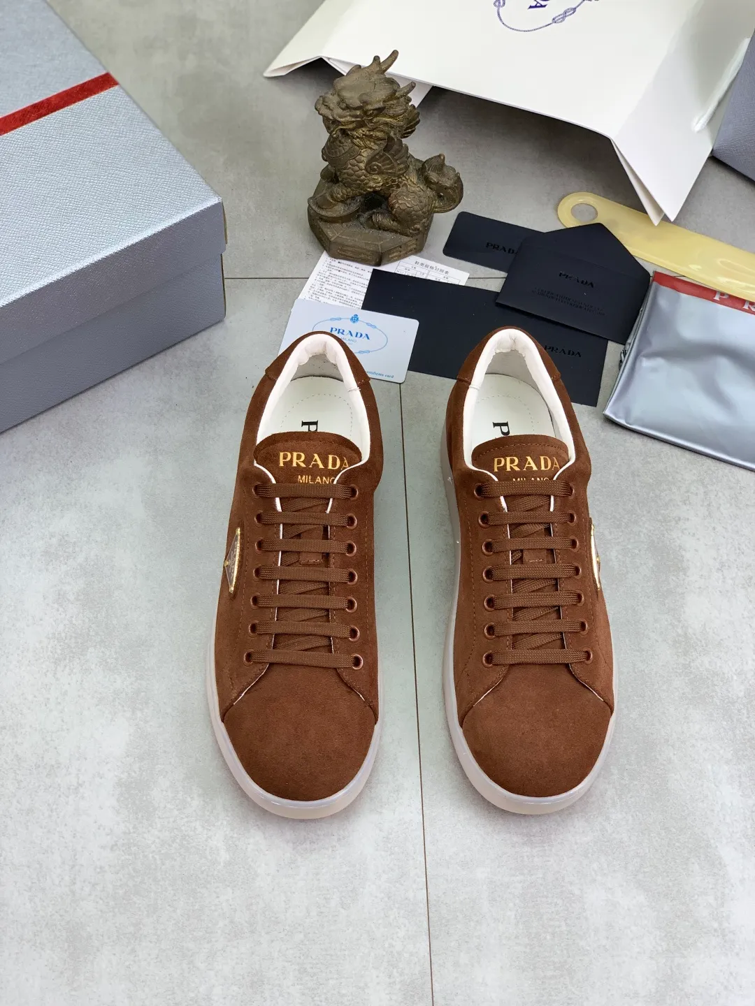 Men's shoes 💰P540💰【New model】The hot model is on the official website, 🆘 The trendy brand (Prada) mainly promotes the hot model, the avant-garde and versatile fashion men's shoes are privately modeled, the cowhide surface is spliced 1:1.. The fashion is simple, the original imported cowhide lining and the cowhide feet; the atmosphere and personality are more fashionable, eye-catching and pursuing class. It will subvert the old idea and be a must-have for fashion trendsetters with you! Must keep it for yourself! Tall and comfortable, large and low, high-end quality workmanship. Size: 38-45; 3️⃣colors available.